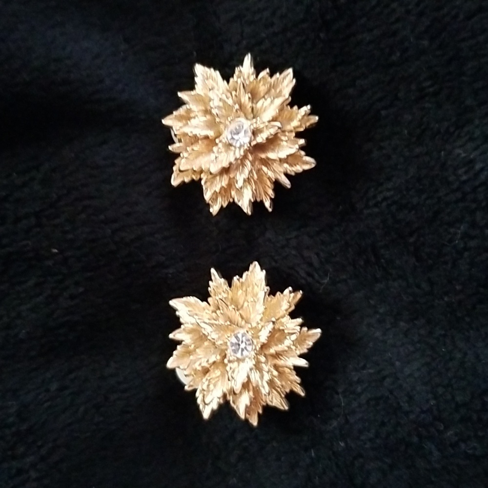 Erwin Pearl Flower Clip Earrings